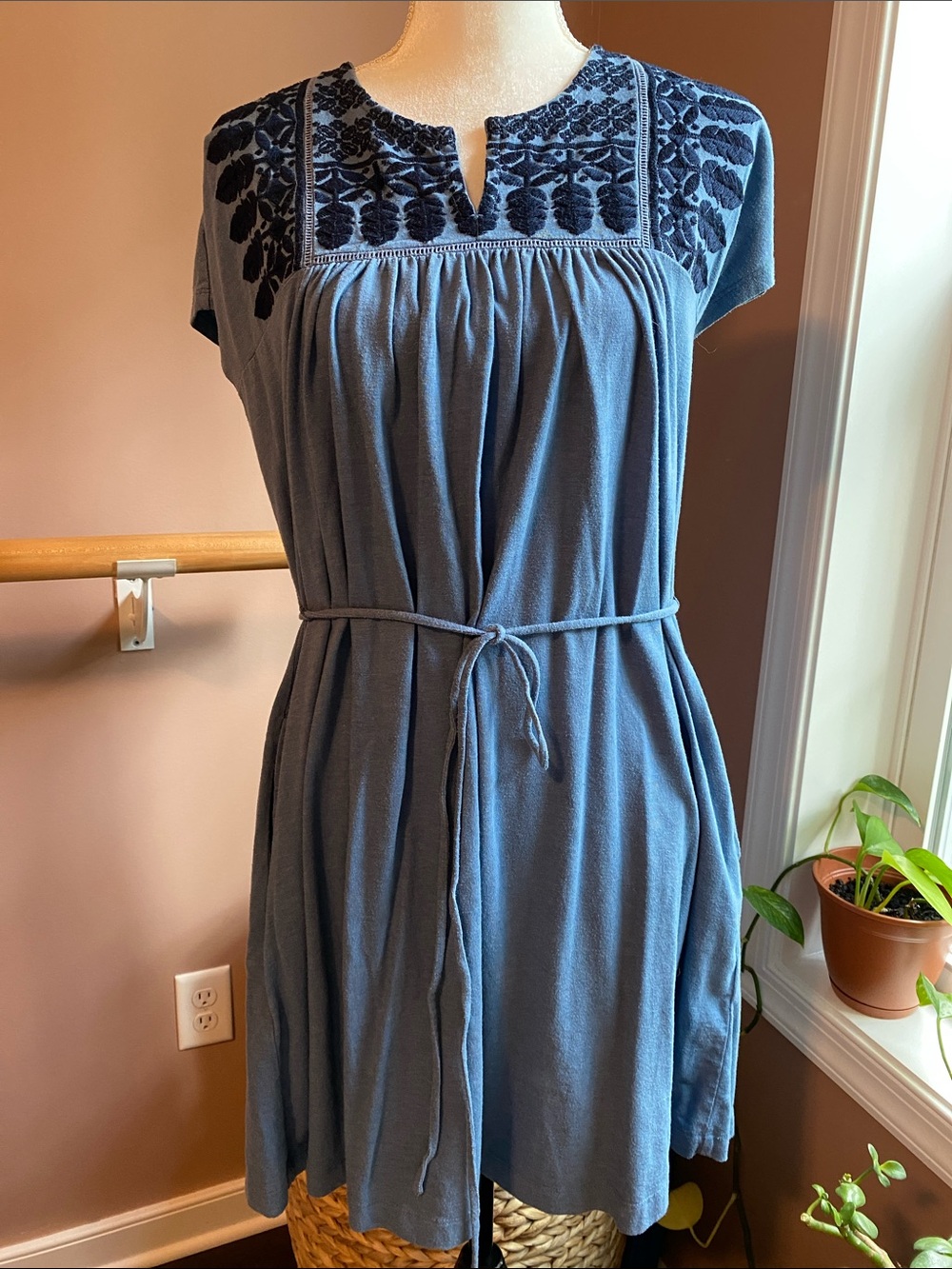 GAP embroidered dress S